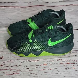 Kyrie Flytrap Basketball Sneakers Size 6Y or 7 woman